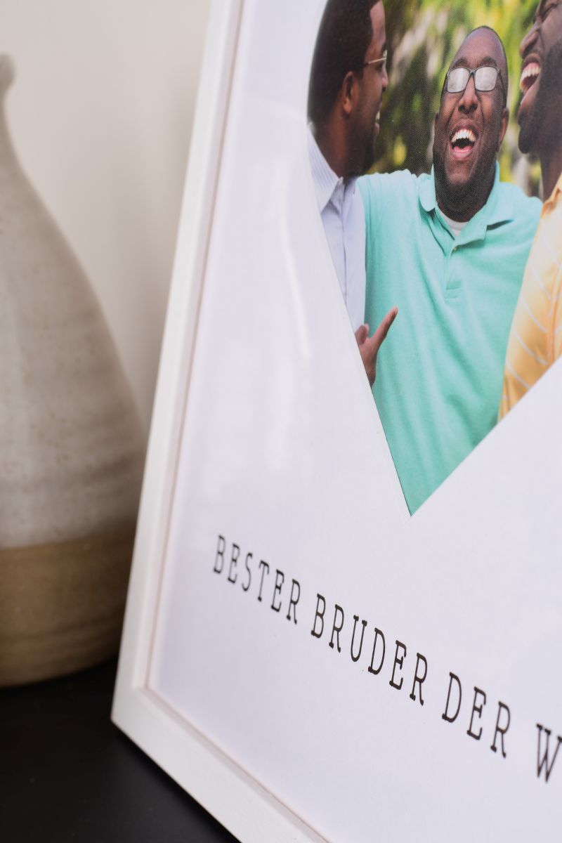 Primer plano de un marco de fotos de 30x30 en blanco con un recorte de corazón para el mejor hermano del mundo